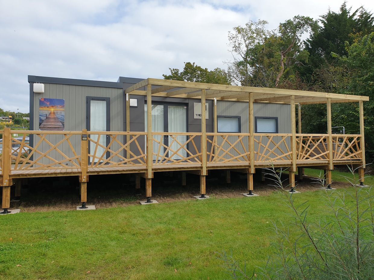 Tiny house moderne avec terrasse en bois.