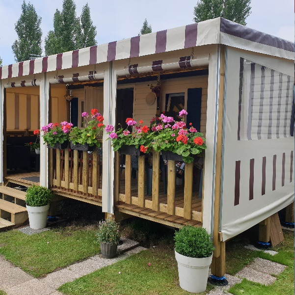Paravent extérieur avec fleurs colorées.
