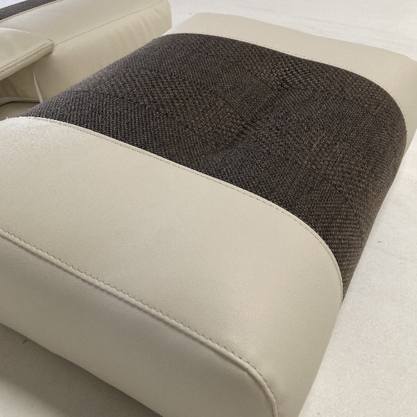 Coussin en cuir beige et tissu marron.